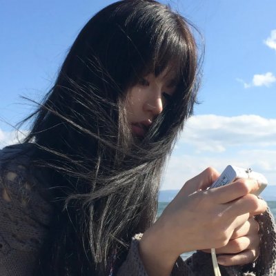 微光下的蓝色男孩
